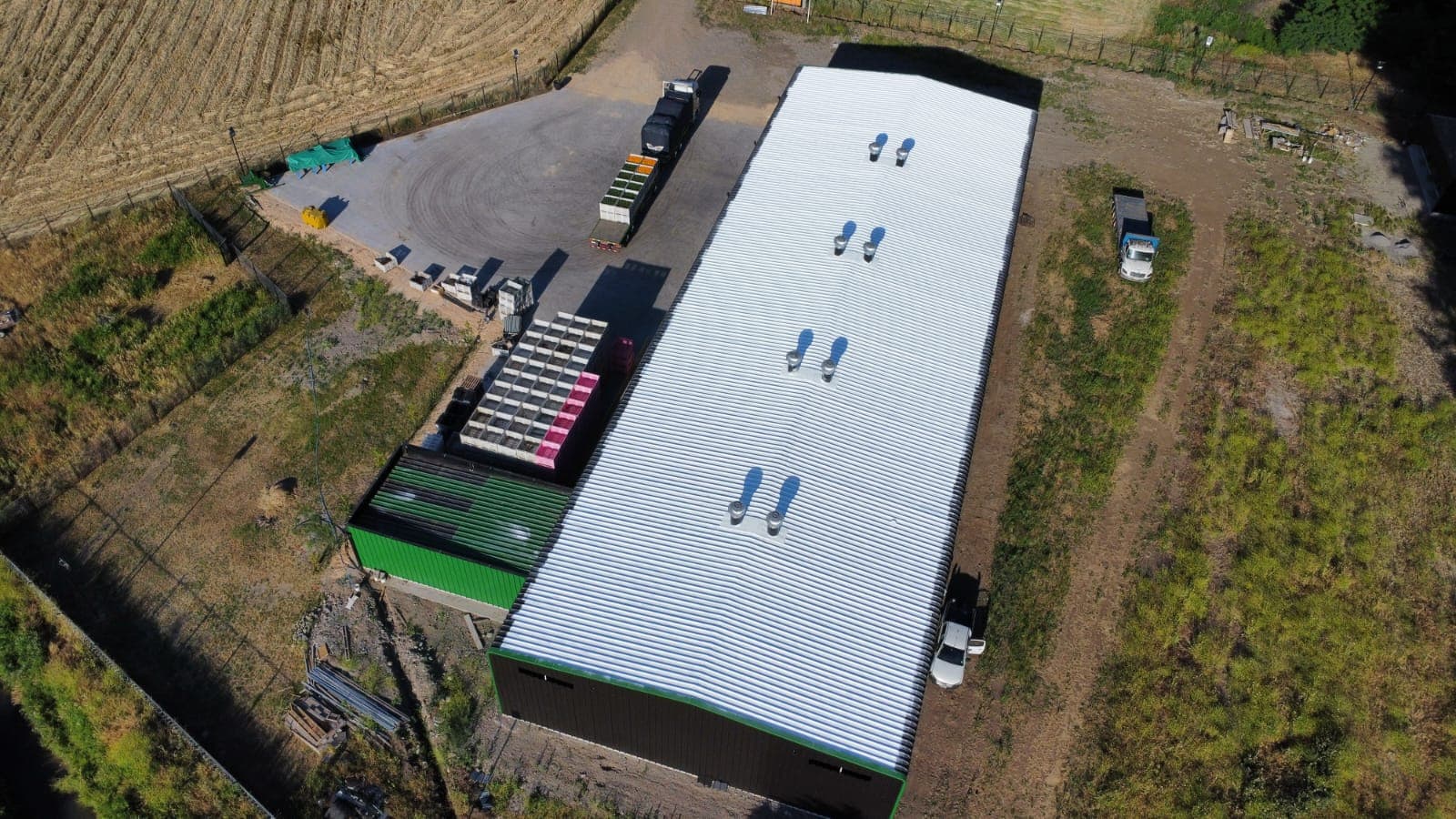 Techo de galpón industrial con aislante térmico Köner aplicado, vista aérea 02