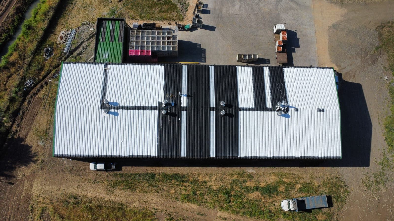 Techo de galpón industrial con aislante térmico Köner aplicado, vista aérea 03