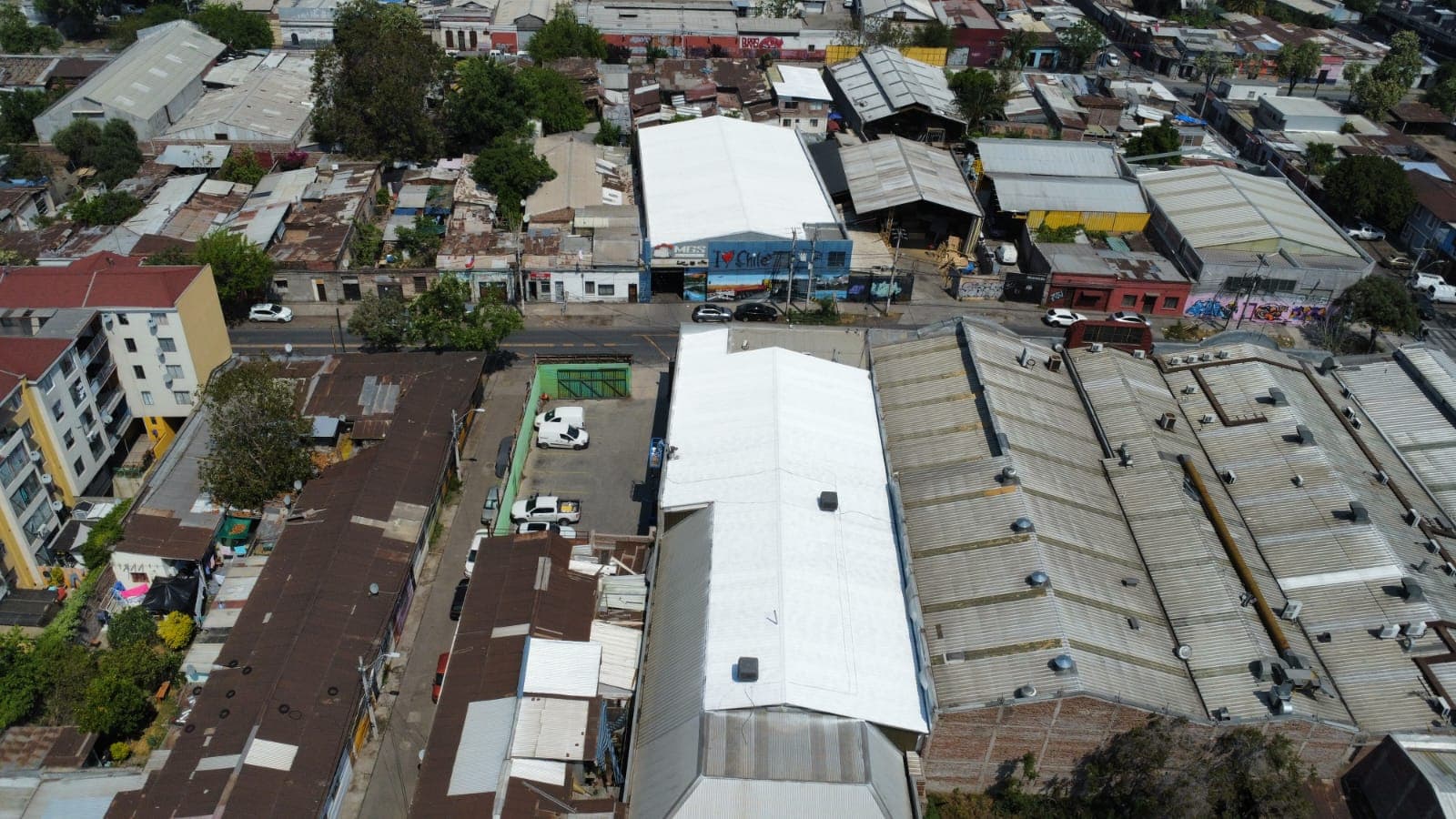Techo de galpón industrial con aislante térmico Köner aplicado, vista aérea 07