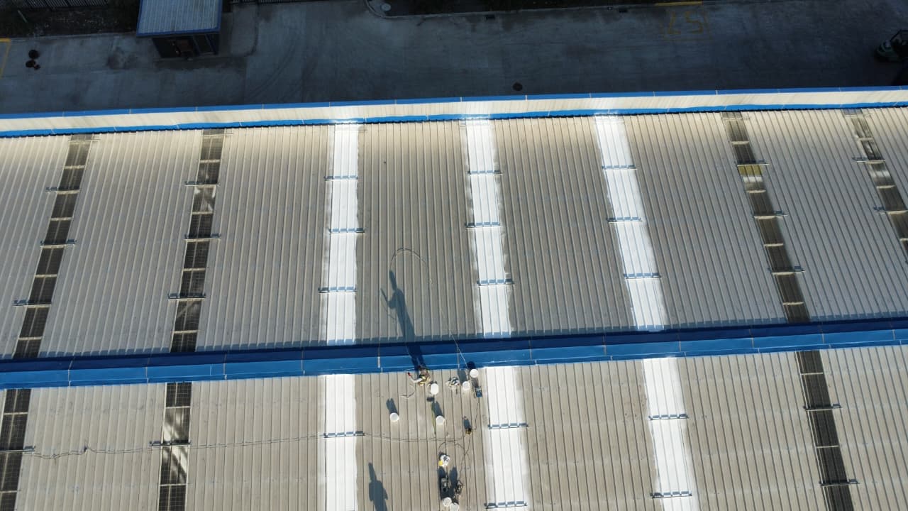 Techo de galpón industrial con aislante térmico Köner aplicado, vista aérea 11
