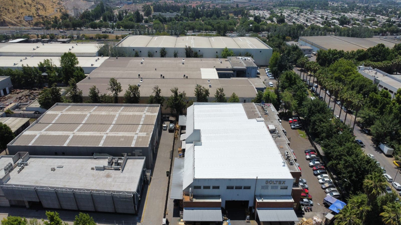 Techo de galpón industrial con aislante térmico Köner aplicado, vista aérea 12